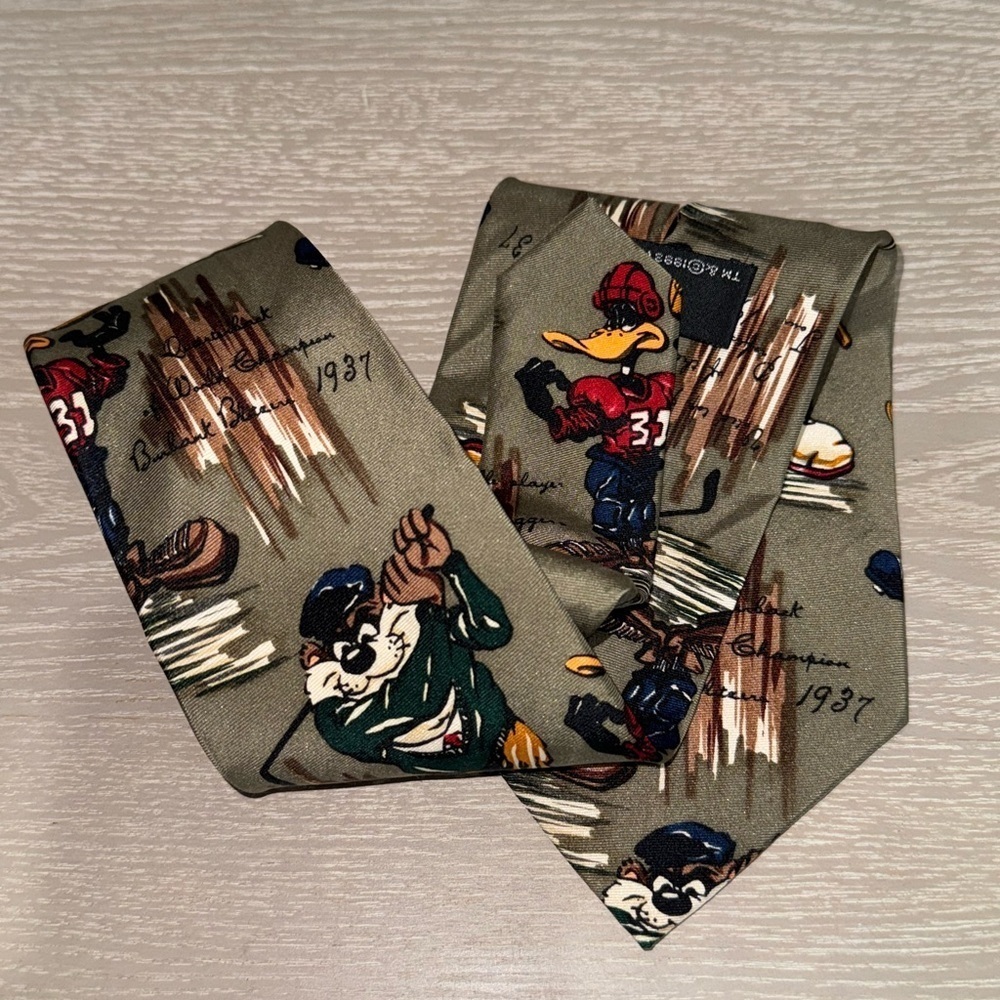 1993 Warner Brothers SPORTS Bugs Taz Wile Daffy 100% Silk Men’s Neck Tie